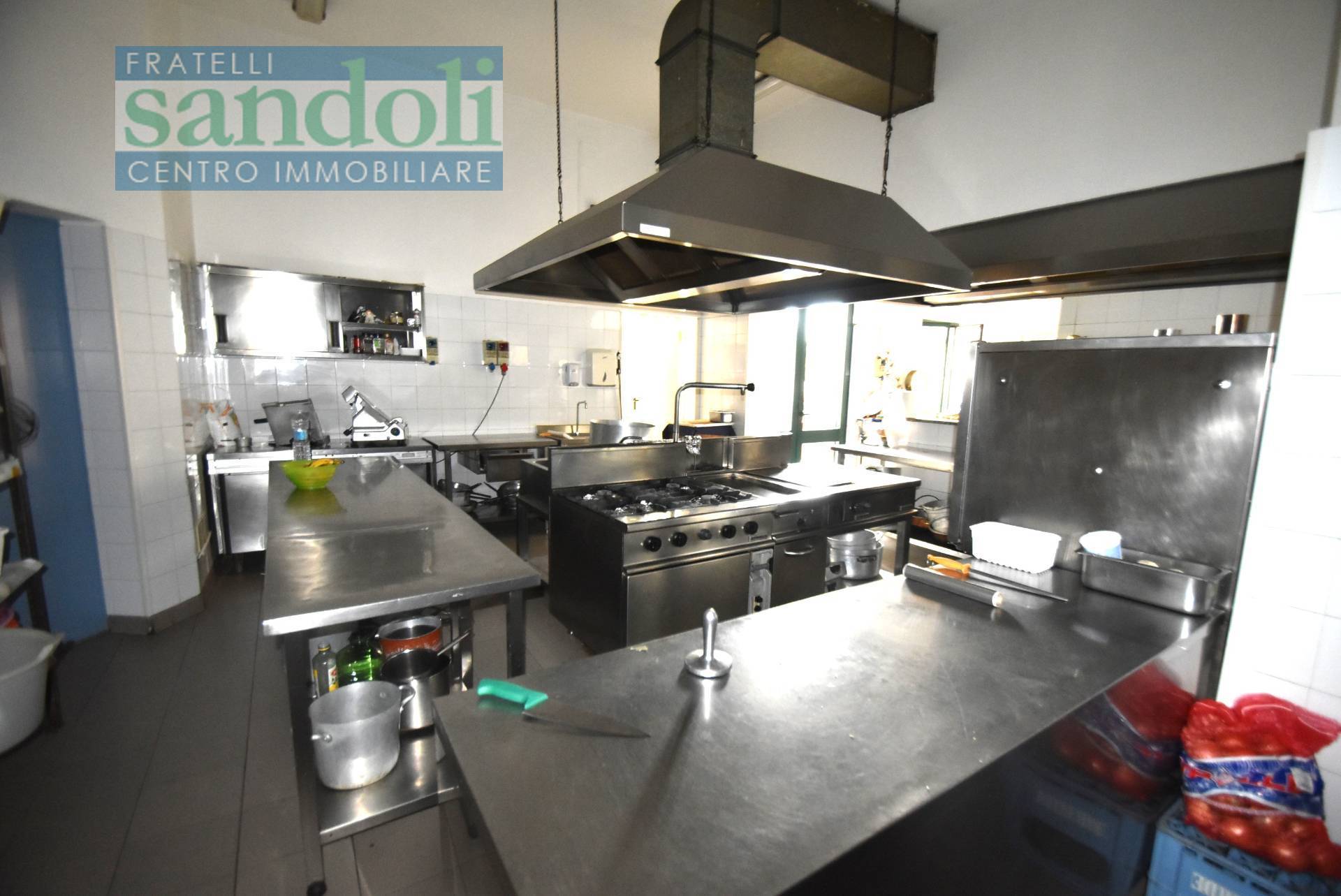 Locale commerciale in vendita a Vercelli, Semicentro