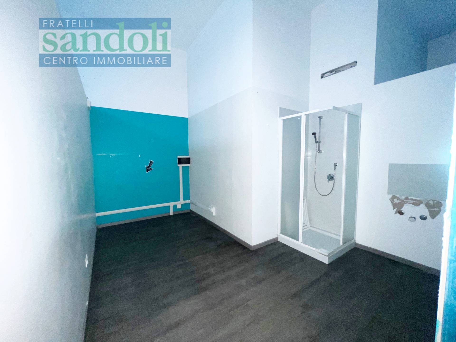 Negozio-Ufficio in vendita a Vercelli, Semicentro