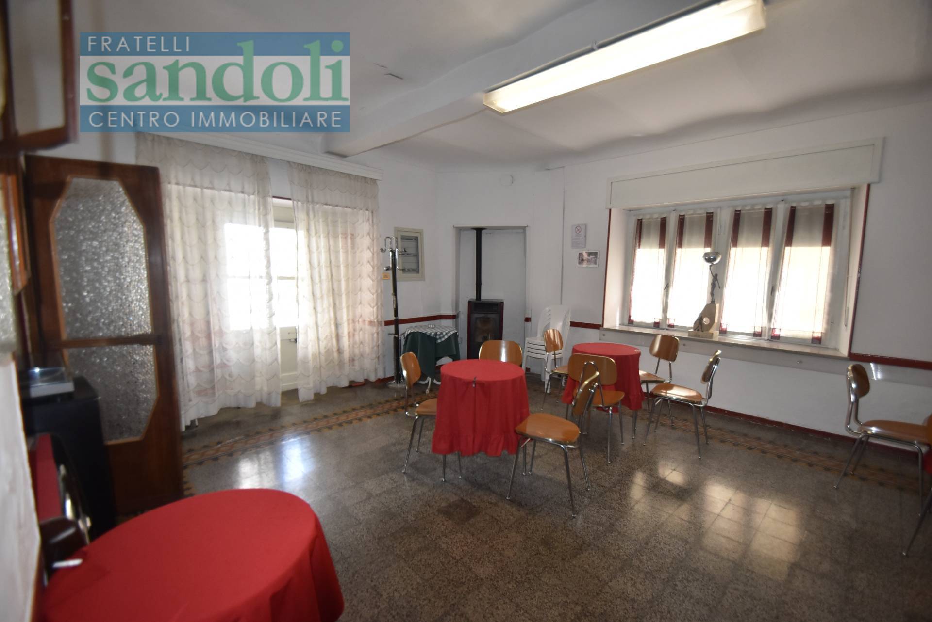 Locale commerciale in vendita a Palazzolo Vercellese