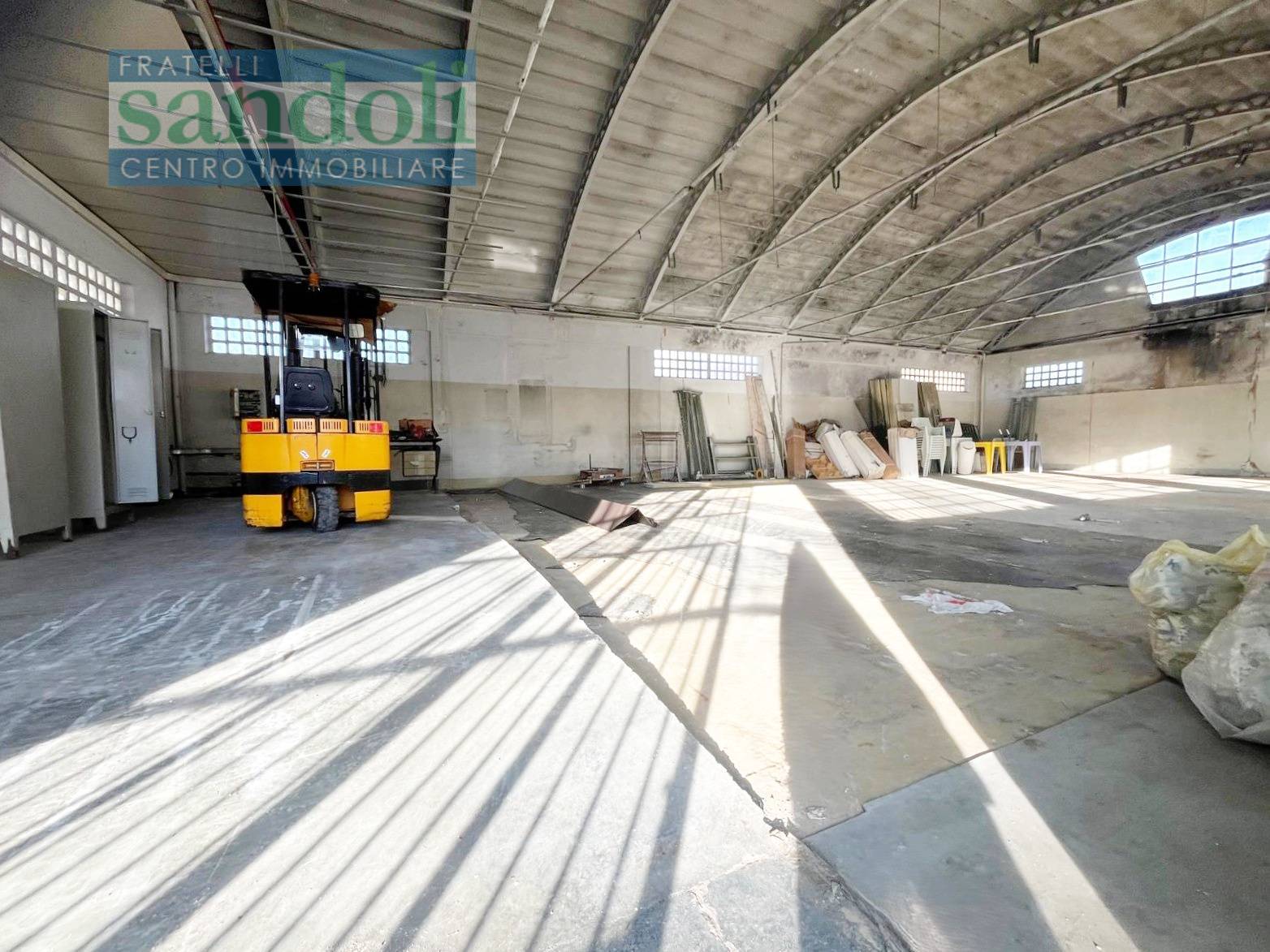 Capannone in affitto a Vercelli, Porta Torino