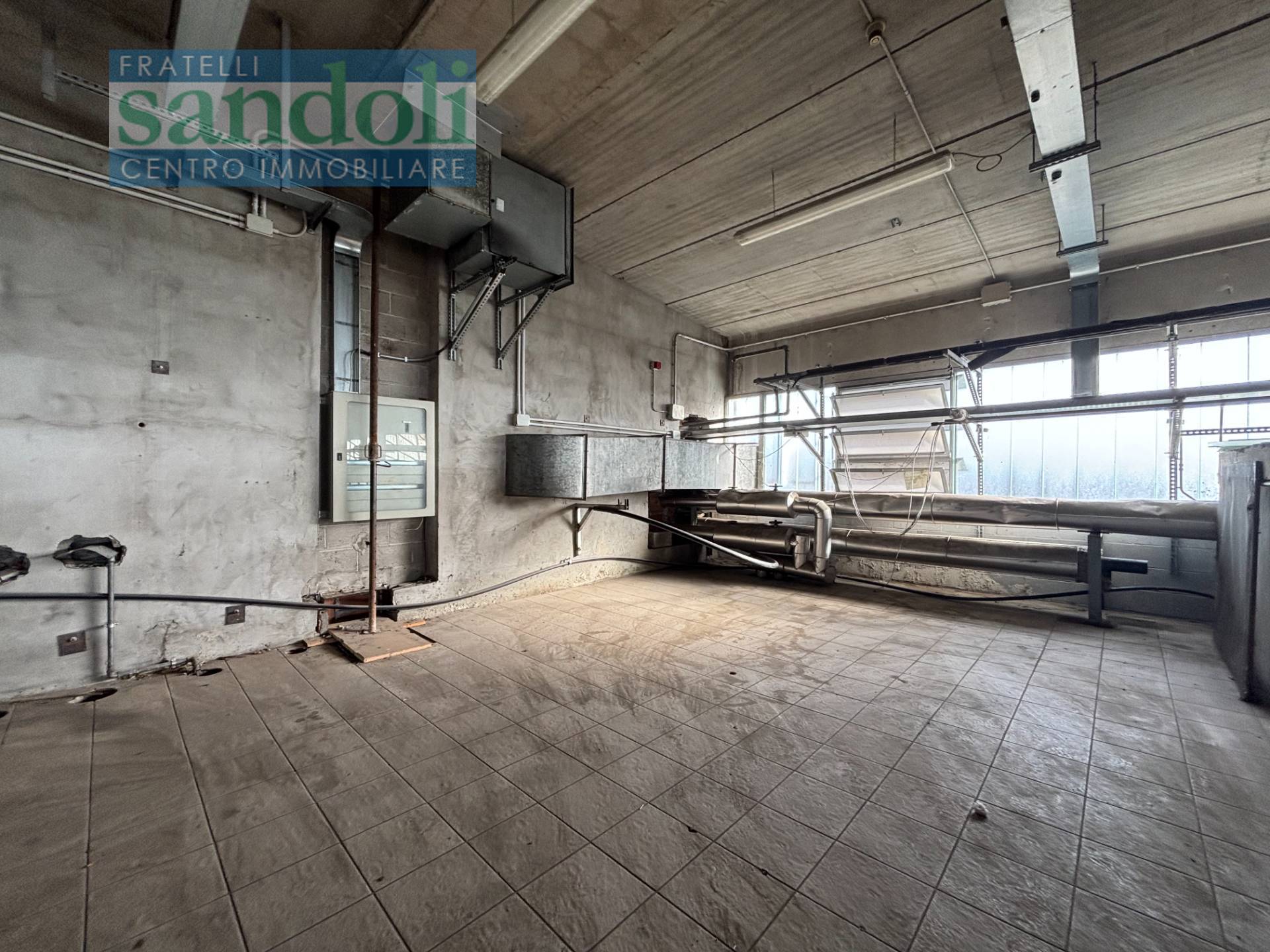 Capannone in vendita a Arborio, Paesi