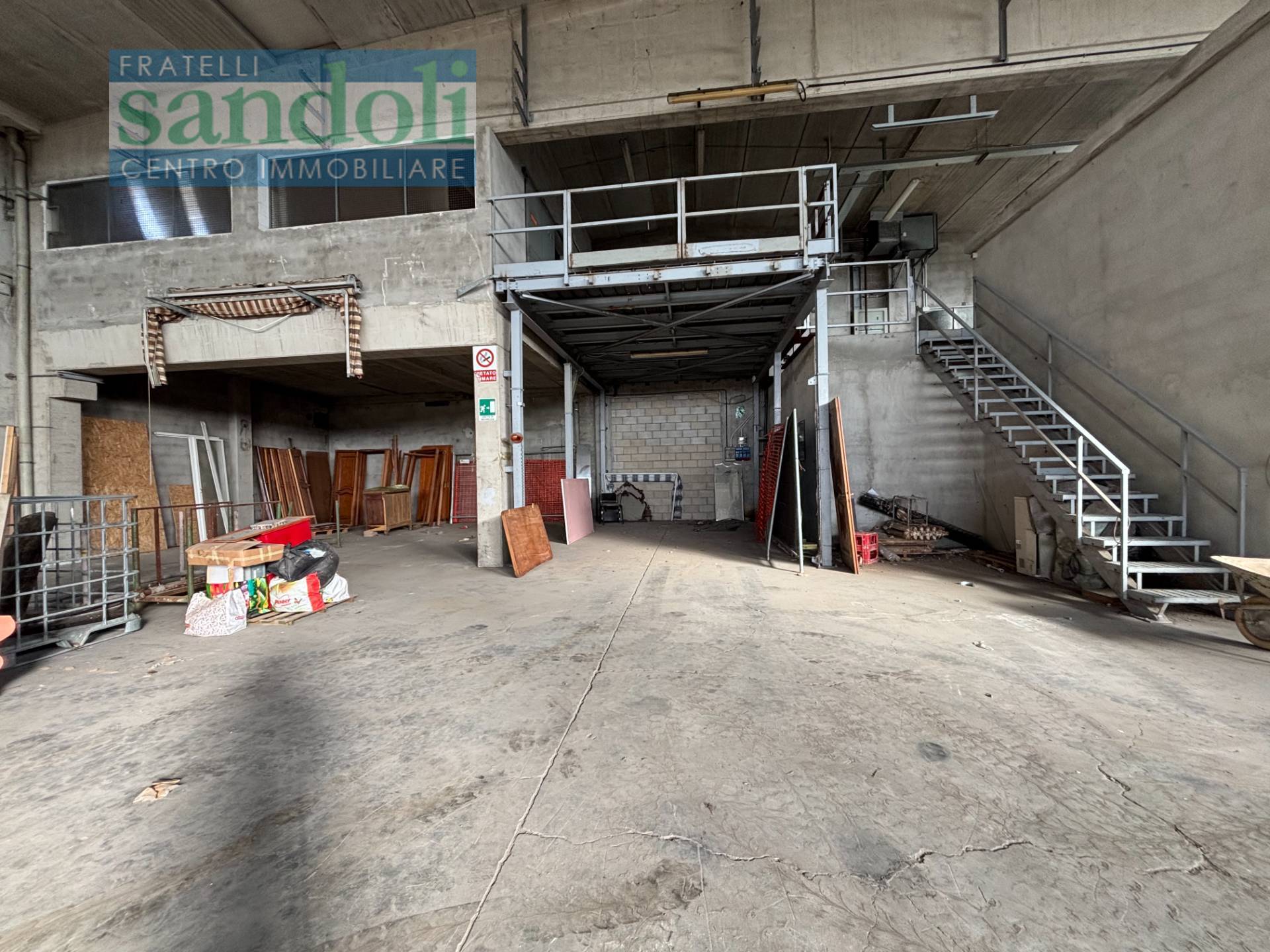 Capannone in vendita a Arborio, Paesi