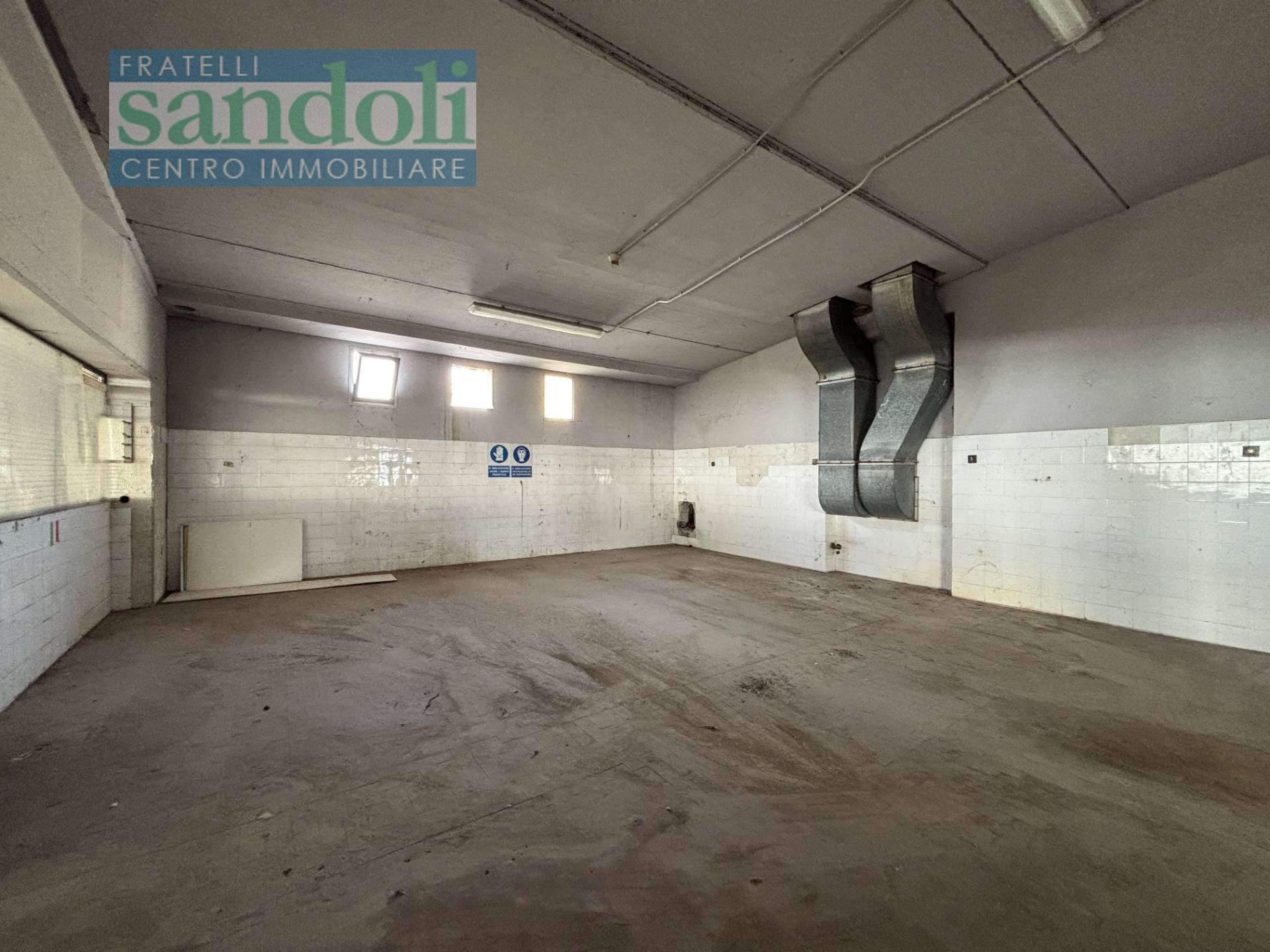 Capannone in vendita a Arborio, Paesi