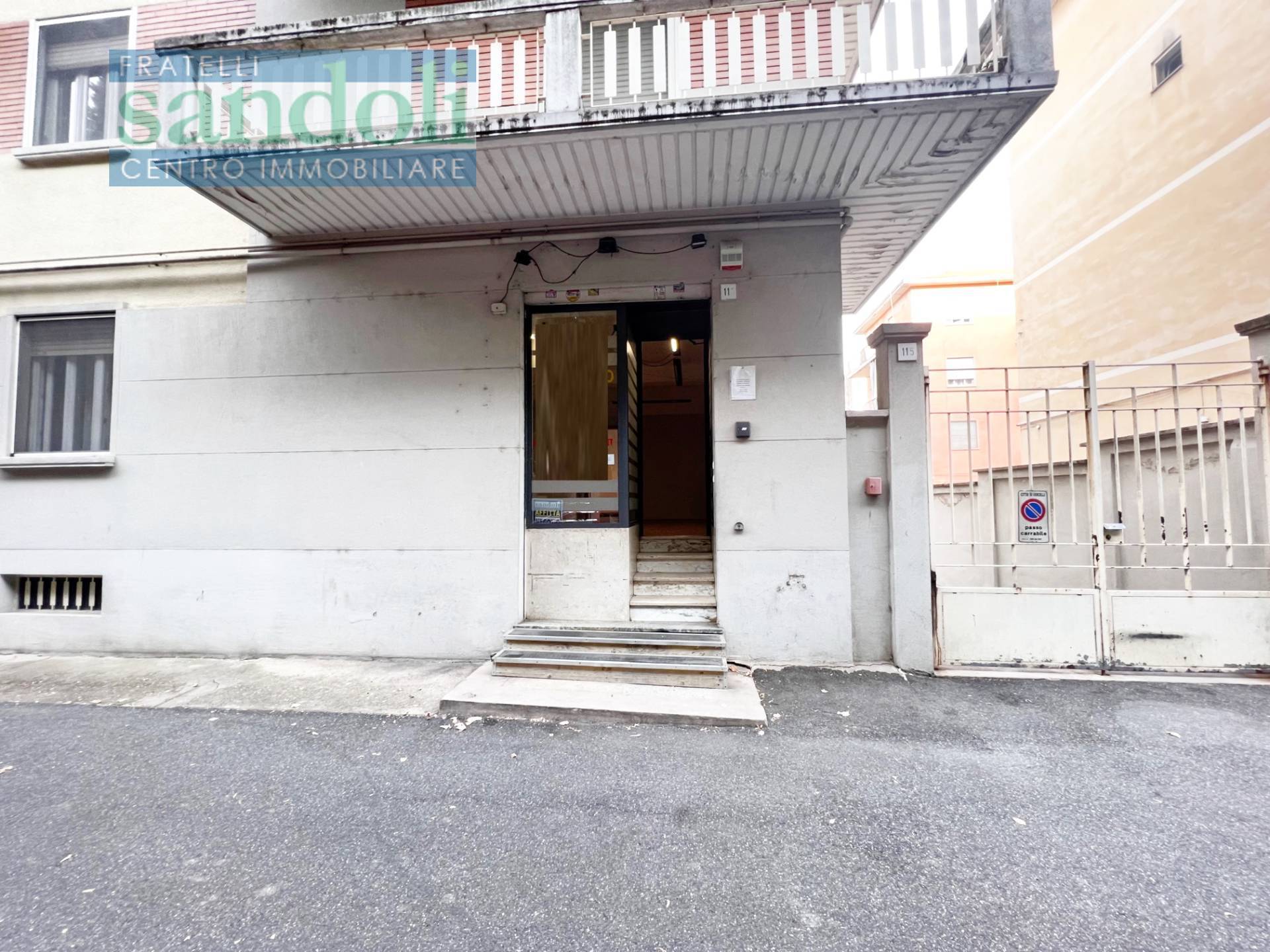 Locale commerciale in affitto a Vercelli, Viale Rimembranza