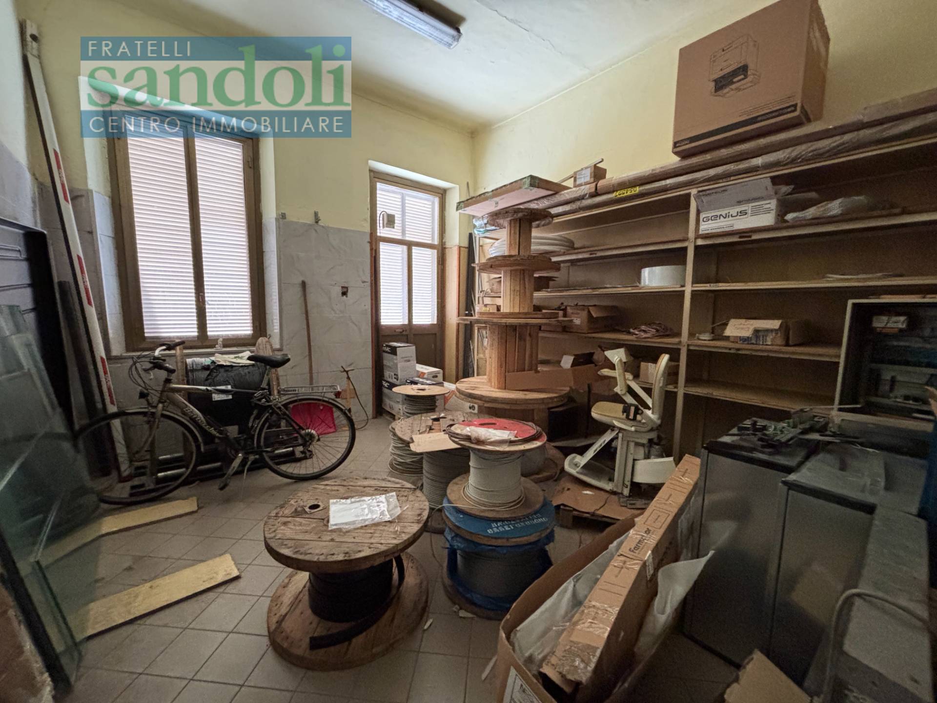 Locale commerciale in vendita a Vercelli, Canad