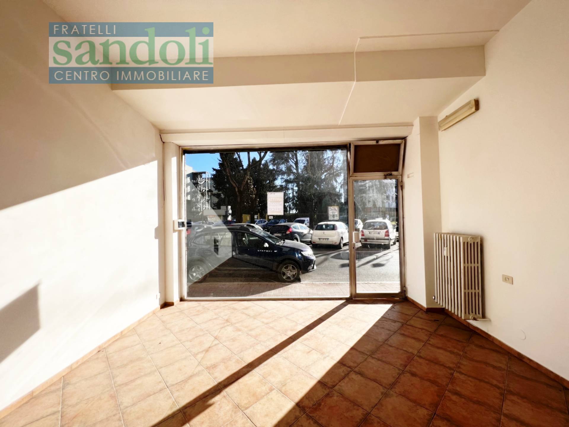 Negozio-Ufficio in affitto a Vercelli, Semicentro