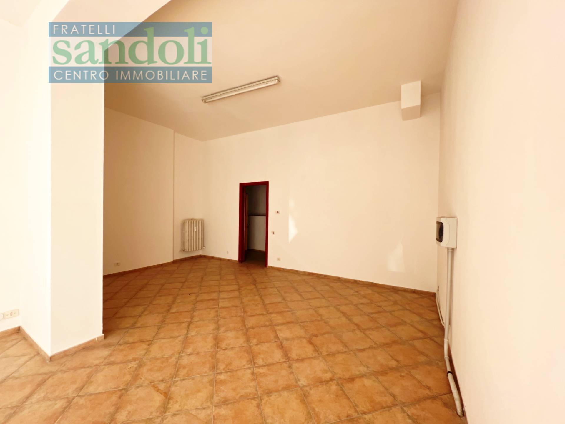 Negozio-Ufficio in affitto a Vercelli, Semicentro