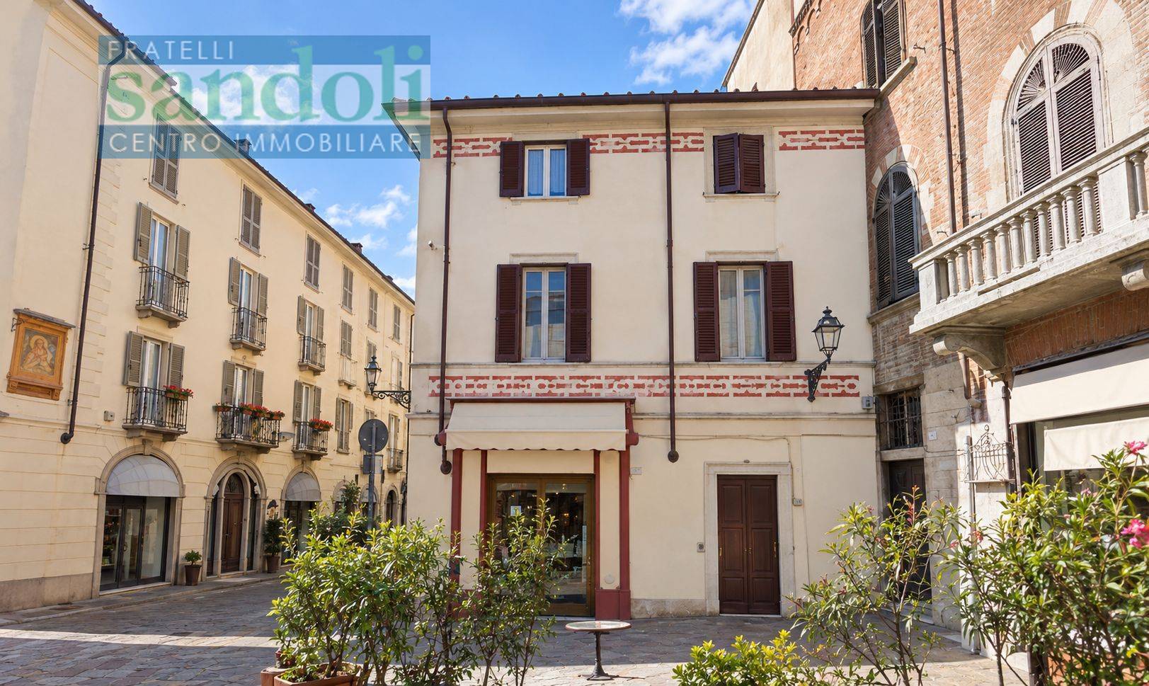 Locale commerciale in affitto a Vercelli, Centro