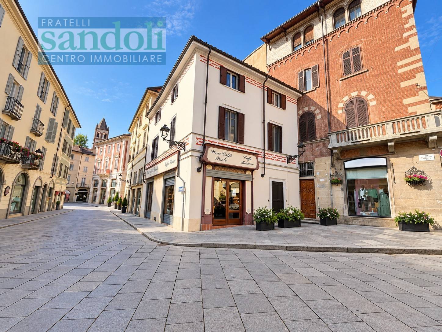 Locale commerciale in affitto a Vercelli, Centro