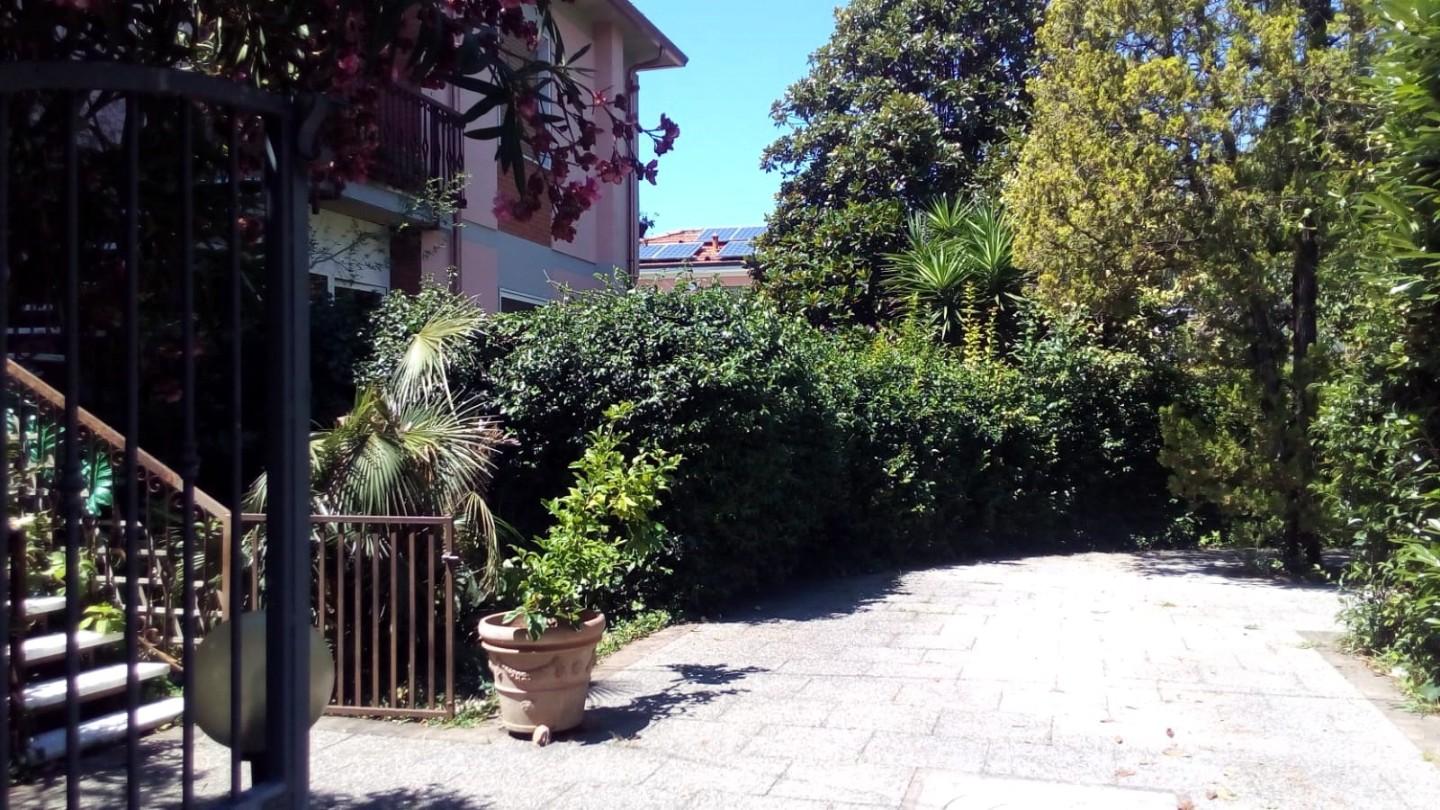 Villa Bifamiliare con giardino, Massa partaccia