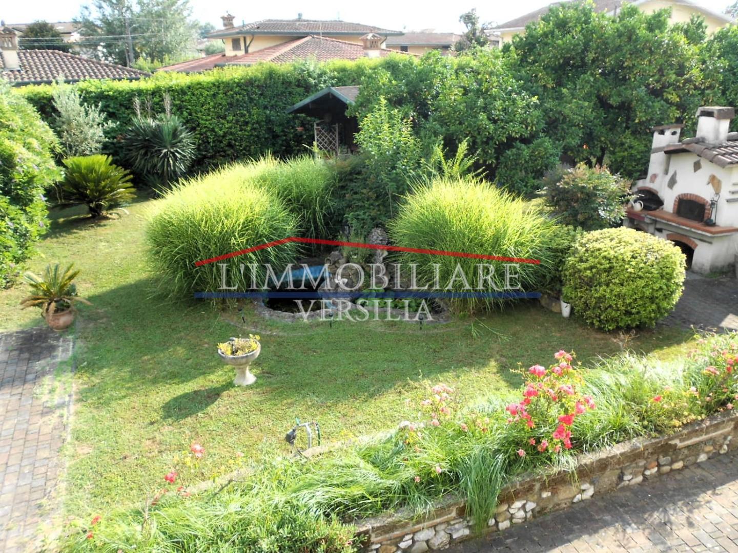 casa indipendente in vendita a Montignoso in zona Renella