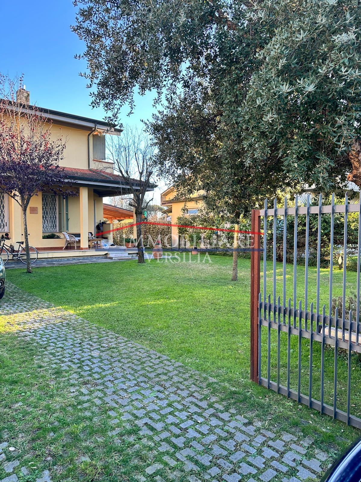 Villa con giardino, Massa poveromo