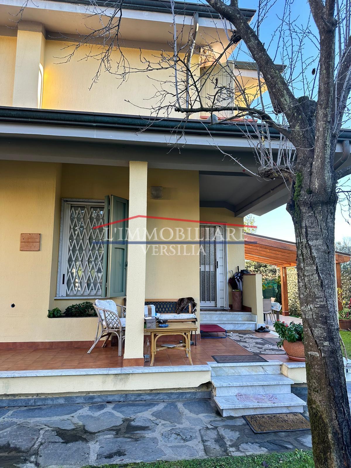 Villa con giardino, Massa poveromo