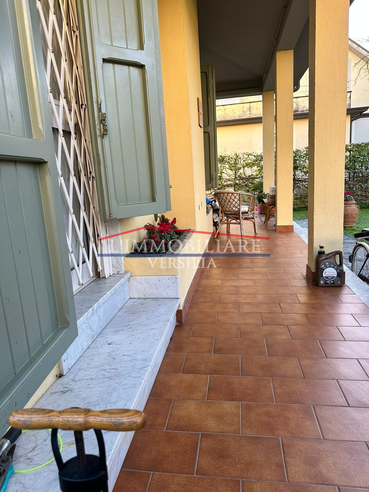 Villa con giardino, Massa poveromo