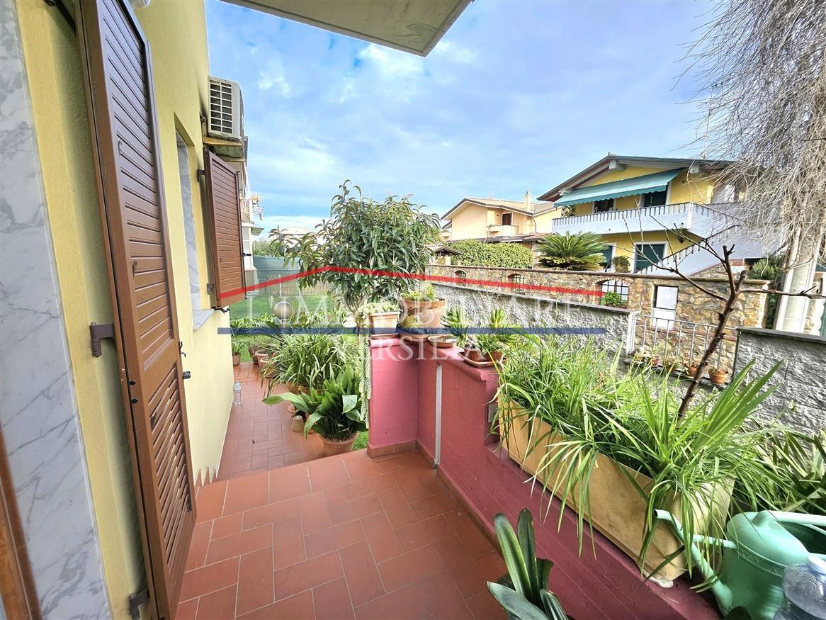 Villa Trifamiliari con giardino, Massa marina di