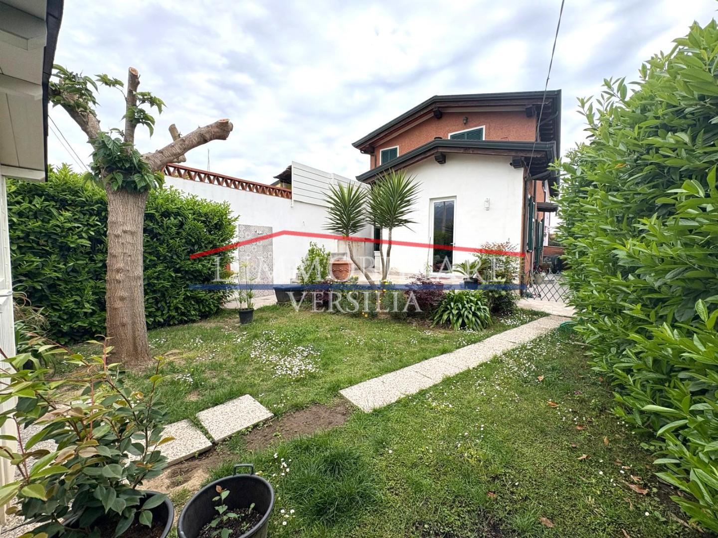 Villa Bifamiliare con giardino, Montignoso cinquale