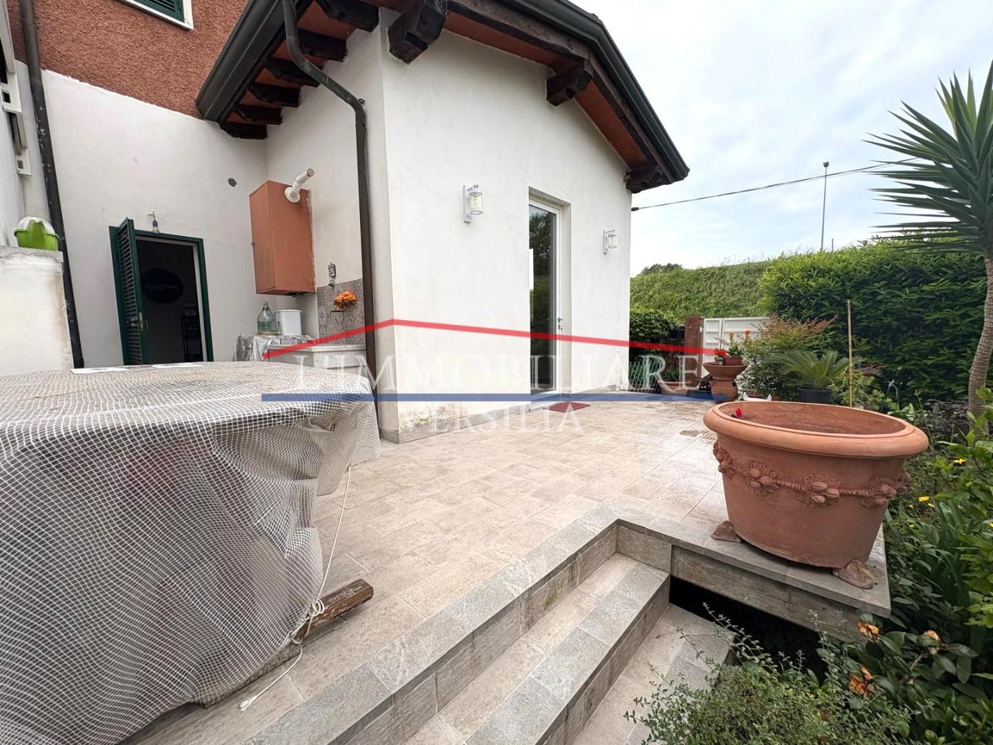 Villa Bifamiliare con giardino, Montignoso cinquale