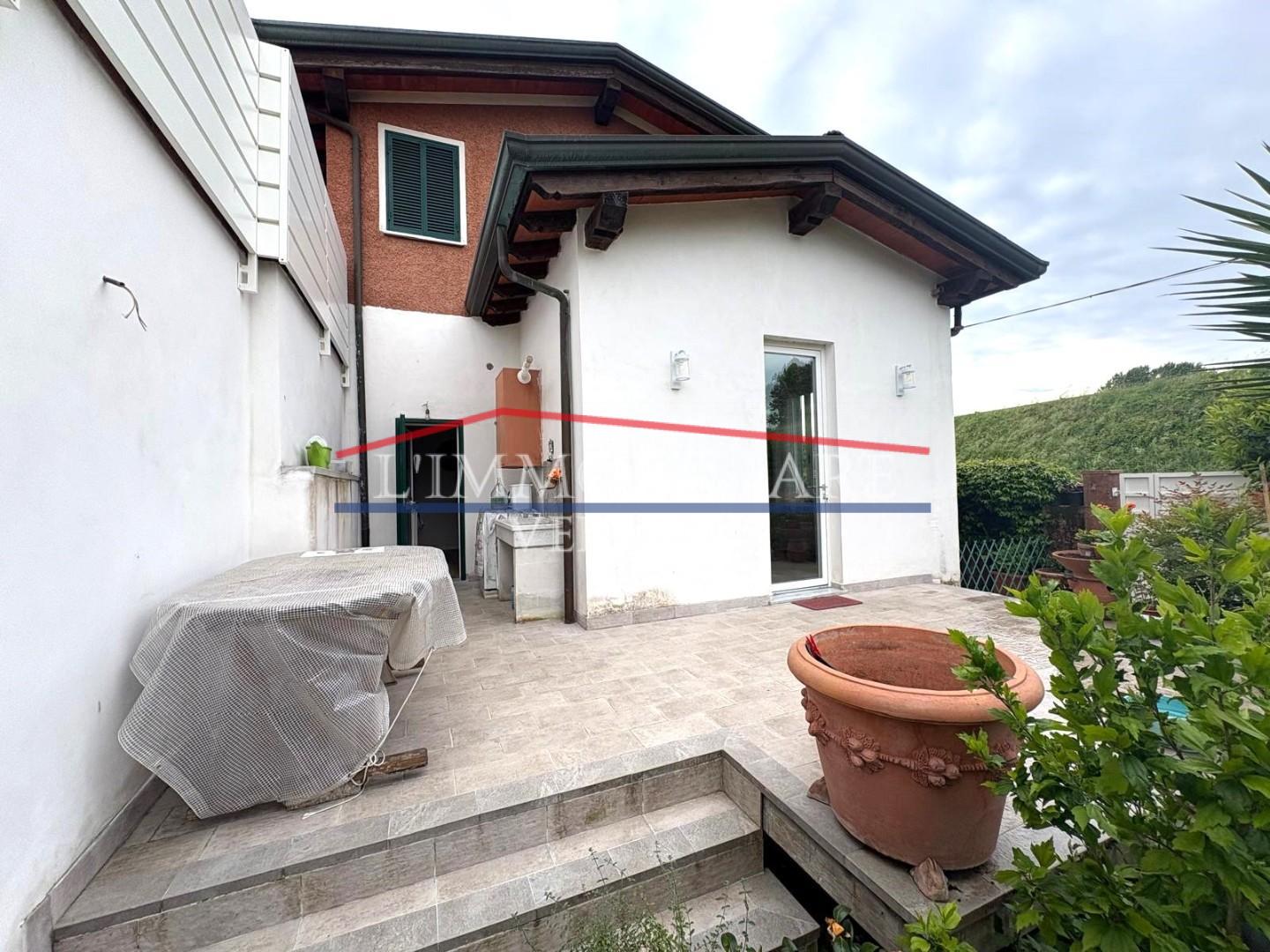 Villa Bifamiliare con giardino, Montignoso cinquale