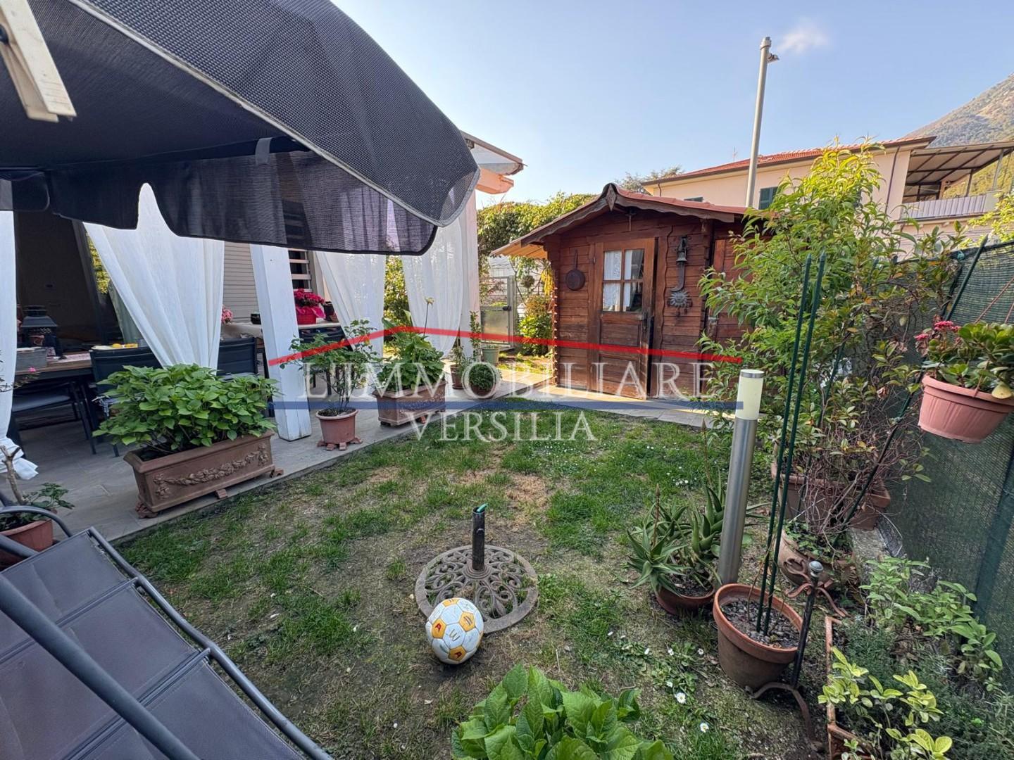 Villa con giardino, Massa capaccola