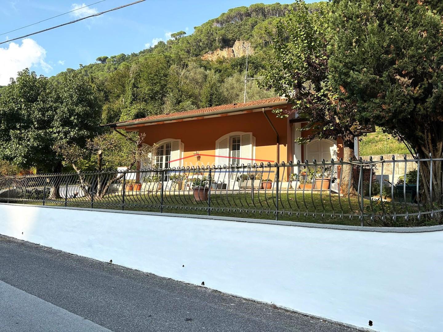 Villa con giardino, Massa mirteto