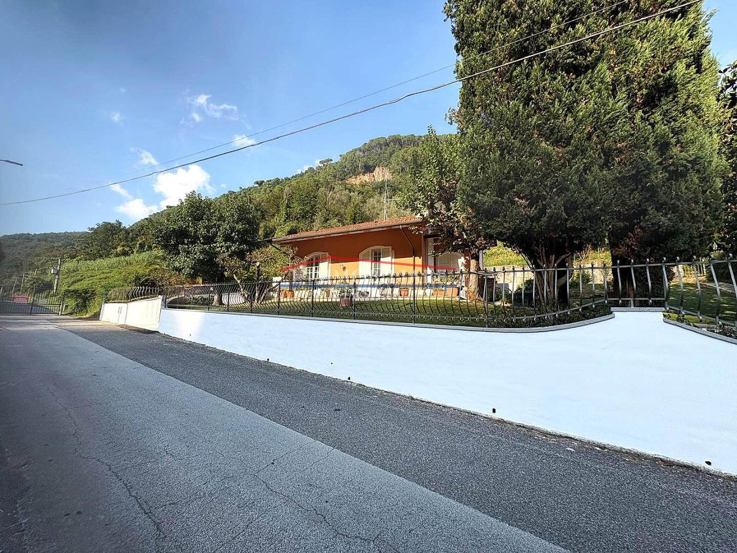 Villa con giardino, Massa mirteto