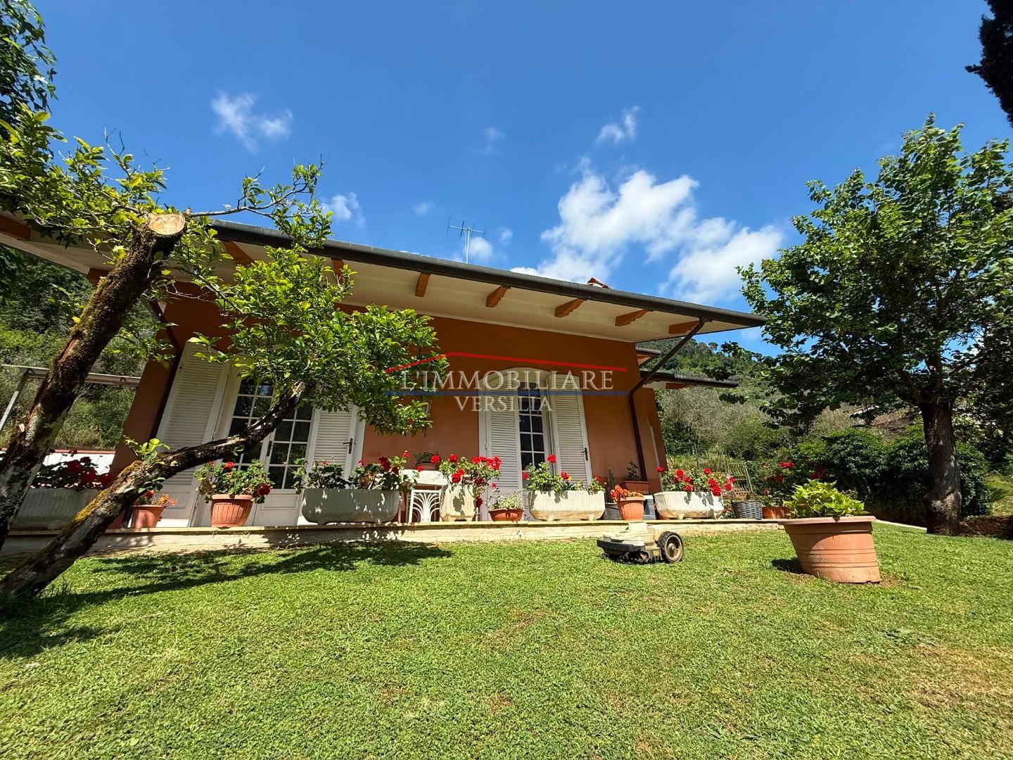 Villa con giardino, Massa mirteto