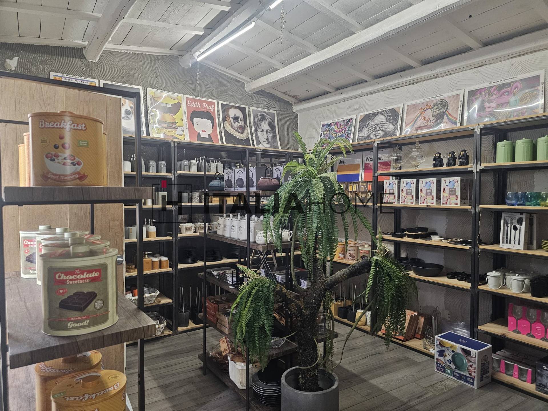 Locale commerciale in vendita a Cagliari, Villanova