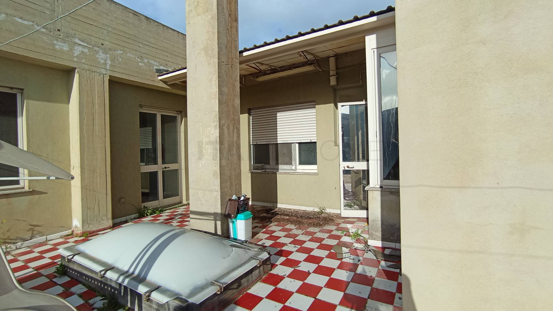 Locale commerciale in vendita a Cagliari, Pirri