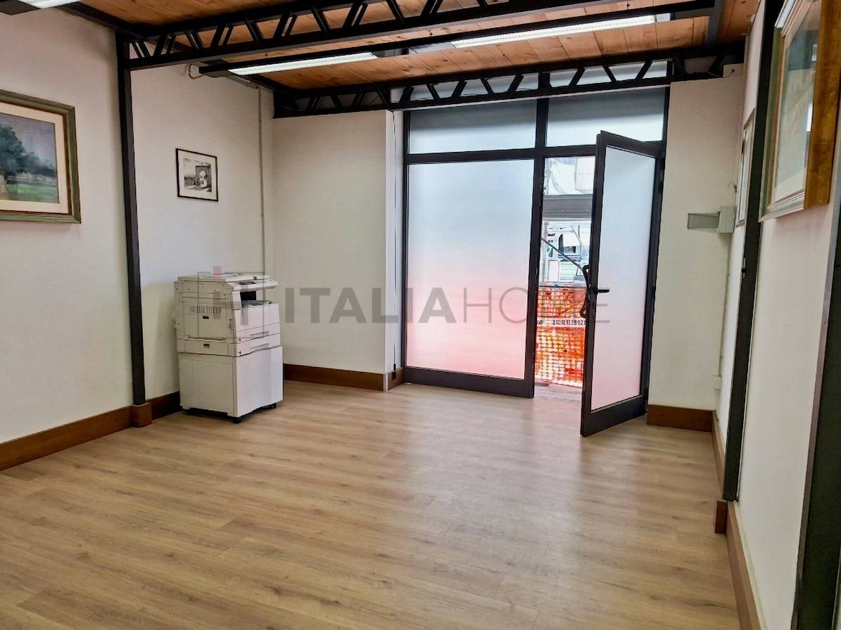 Locale commerciale in vendita a Cagliari, Fonsarda