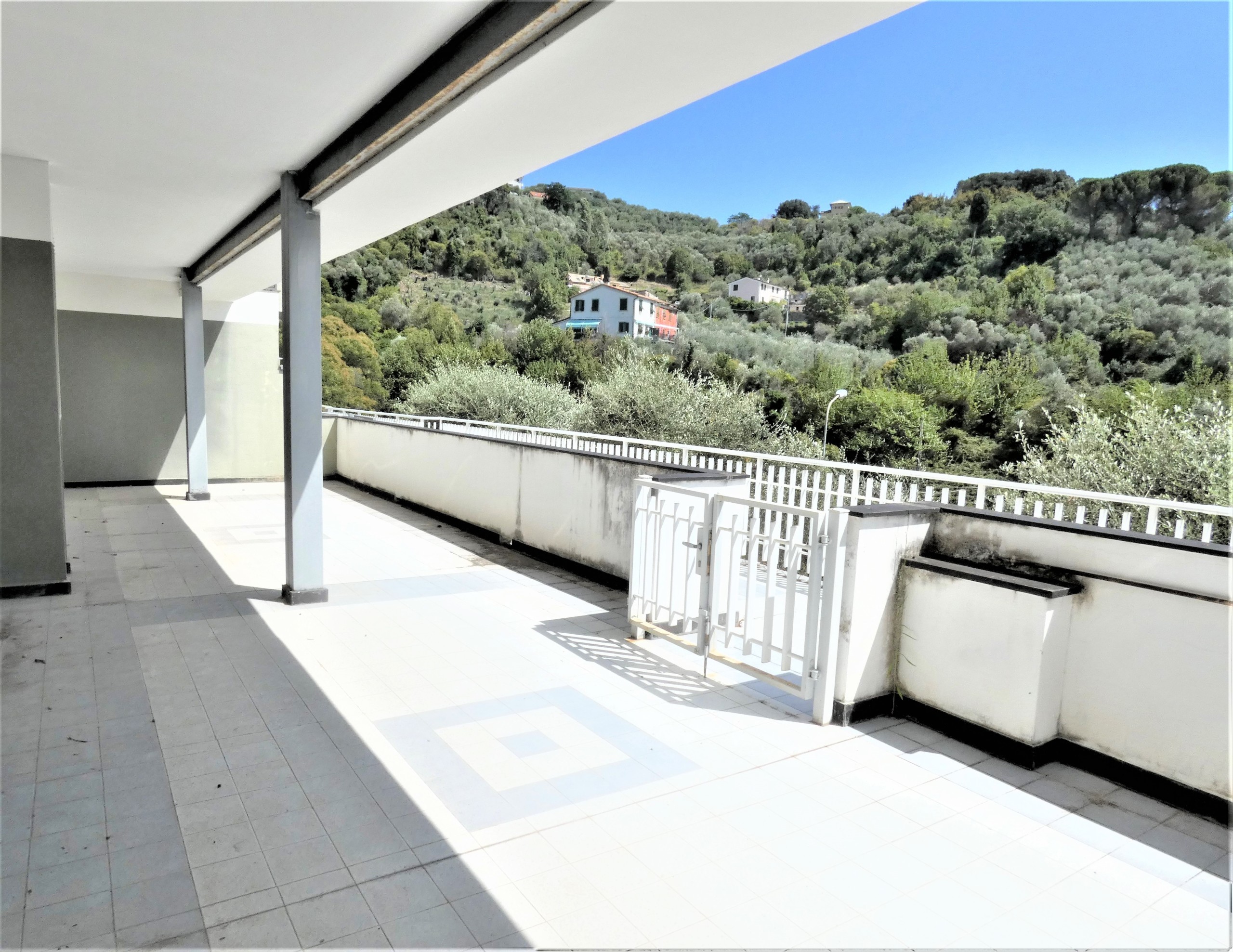 Quadrilocale con terrazzo in via perissinotti 39, Chiavari