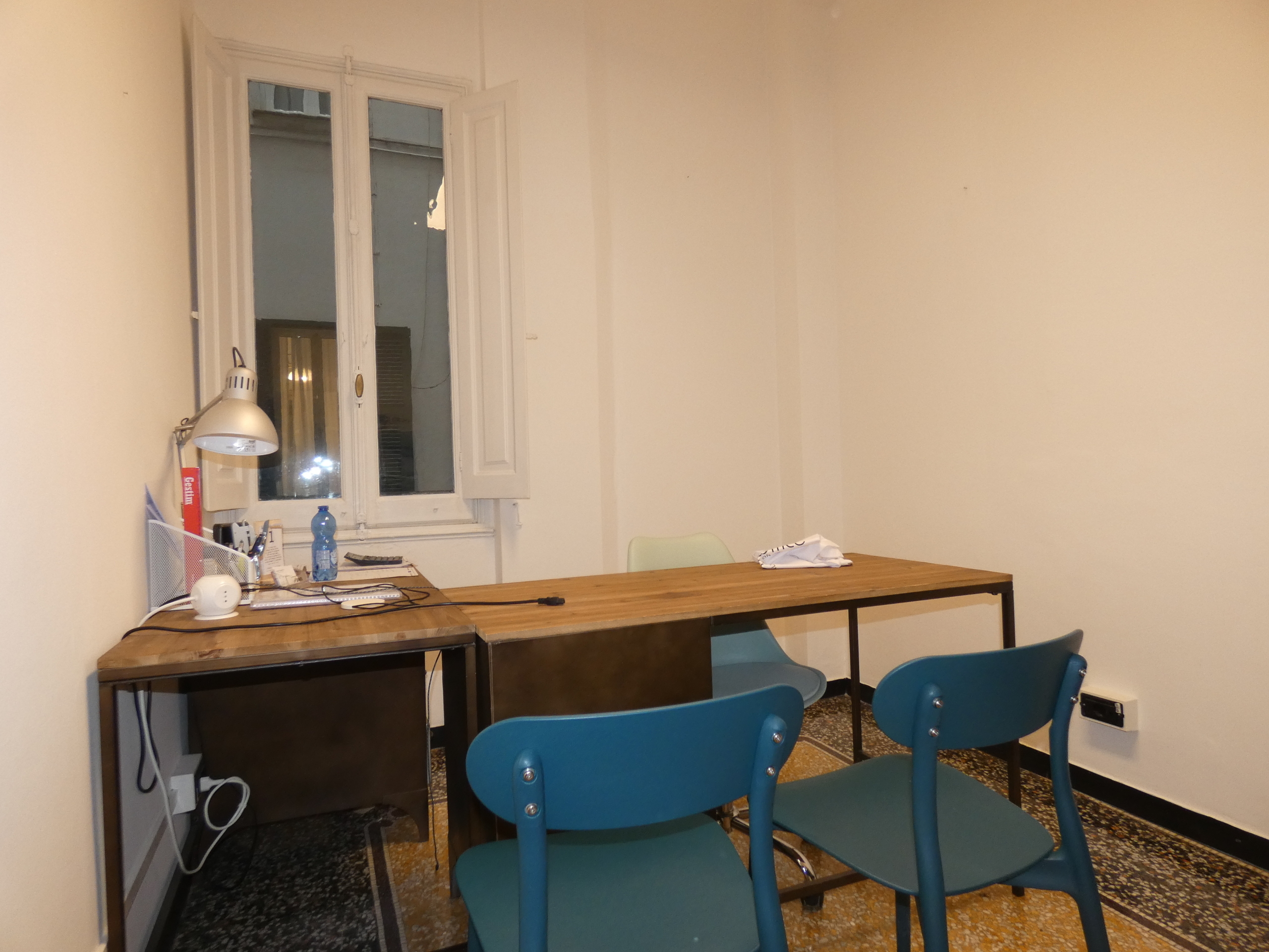 Ufficio ristrutturato in via cesarea 10, Genova