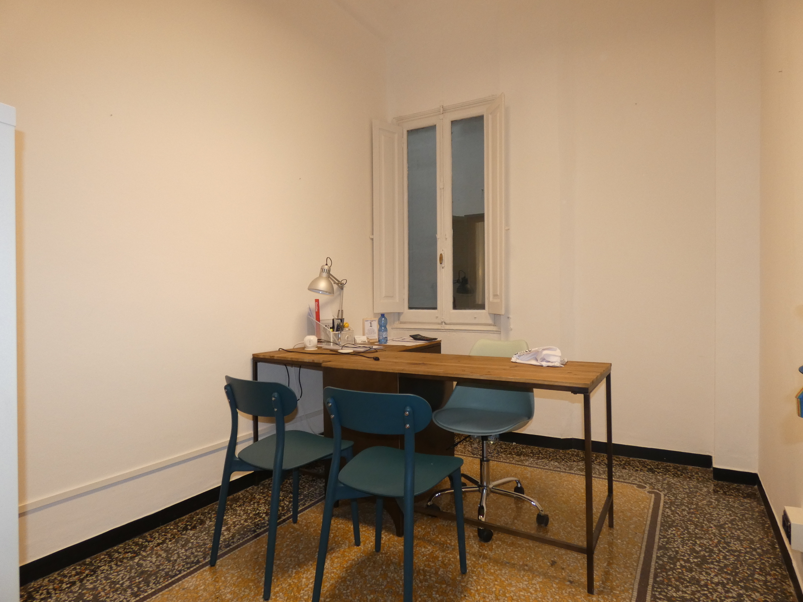 Ufficio ristrutturato in via cesarea 10, Genova
