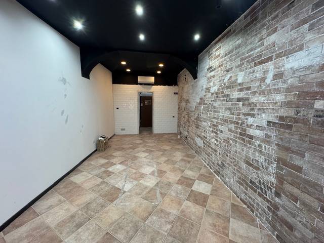 Locale commerciale in affitto a Pavia, Centro Storico