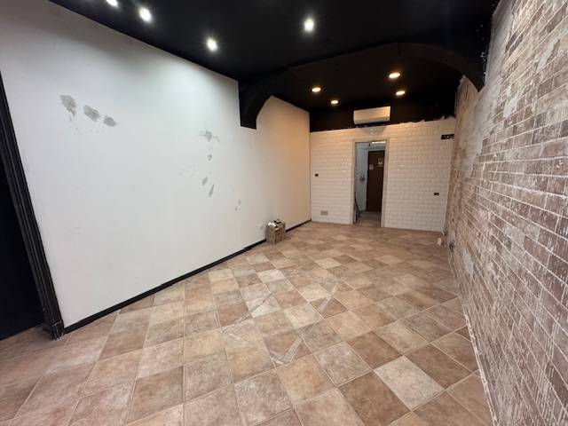 Locale commerciale in affitto a Pavia, Centro Storico