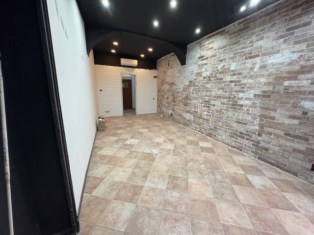 Locale commerciale in affitto a Pavia, Centro Storico