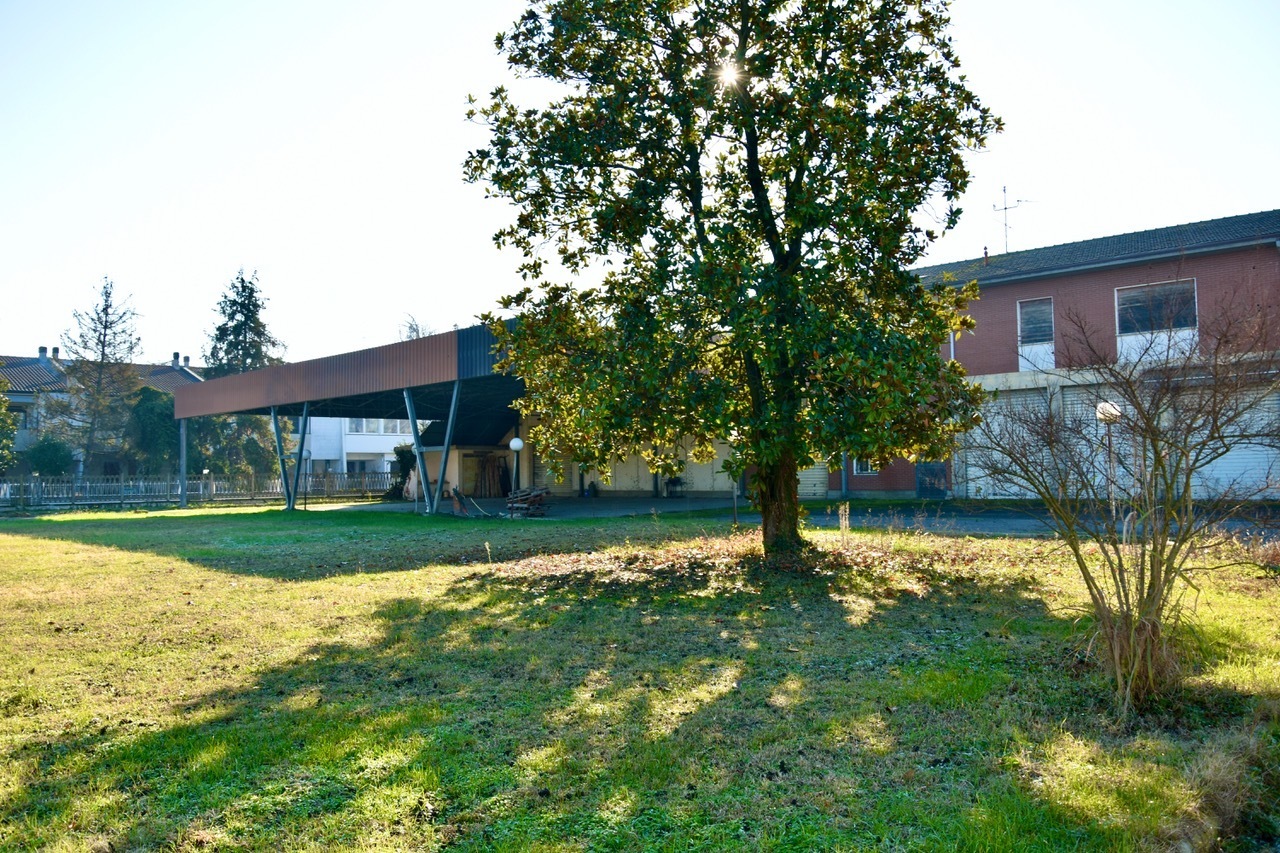 Capannone con giardino in via guido rossa, San Pietro in Casale