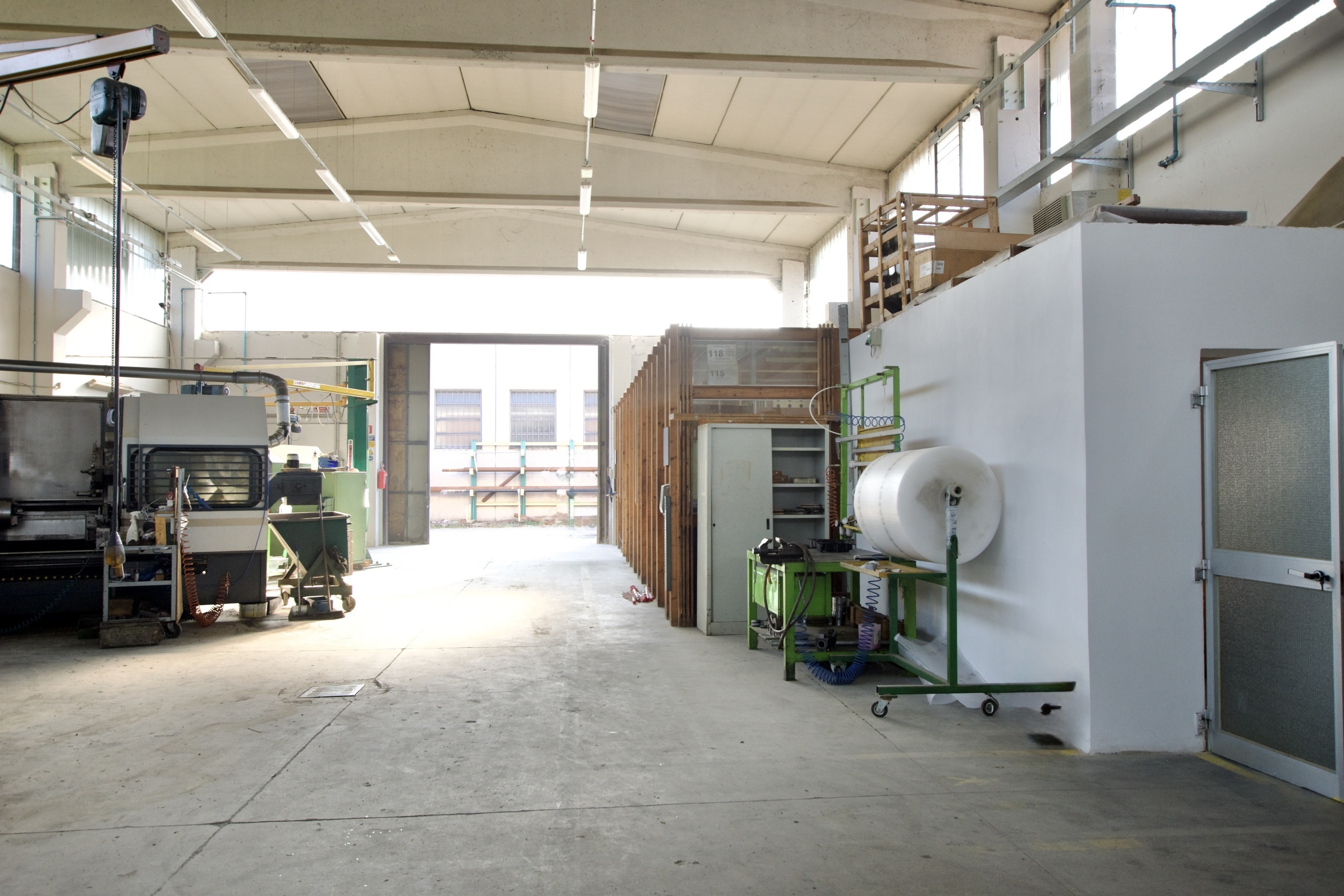 Capannone con giardino in via amendola 2, San Pietro in Casale