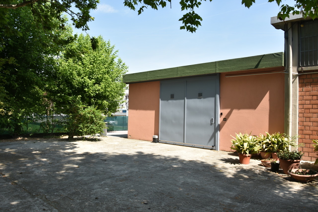 Capannone con giardino in via nazionale 160, Malalbergo
