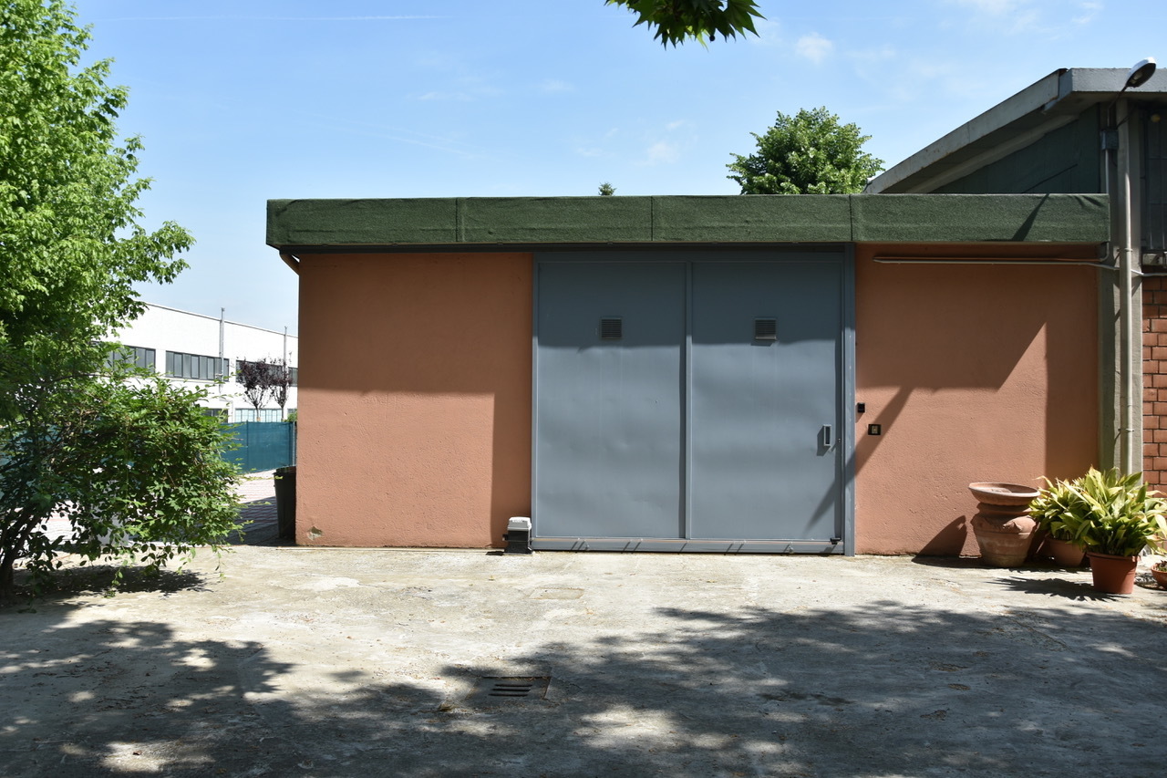 Capannone con giardino in via nazionale 160, Malalbergo