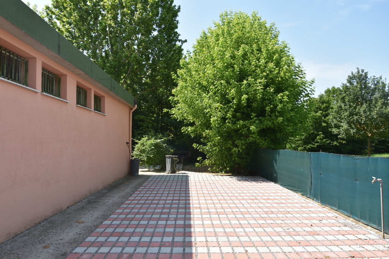 Capannone con giardino in via nazionale 160, Malalbergo