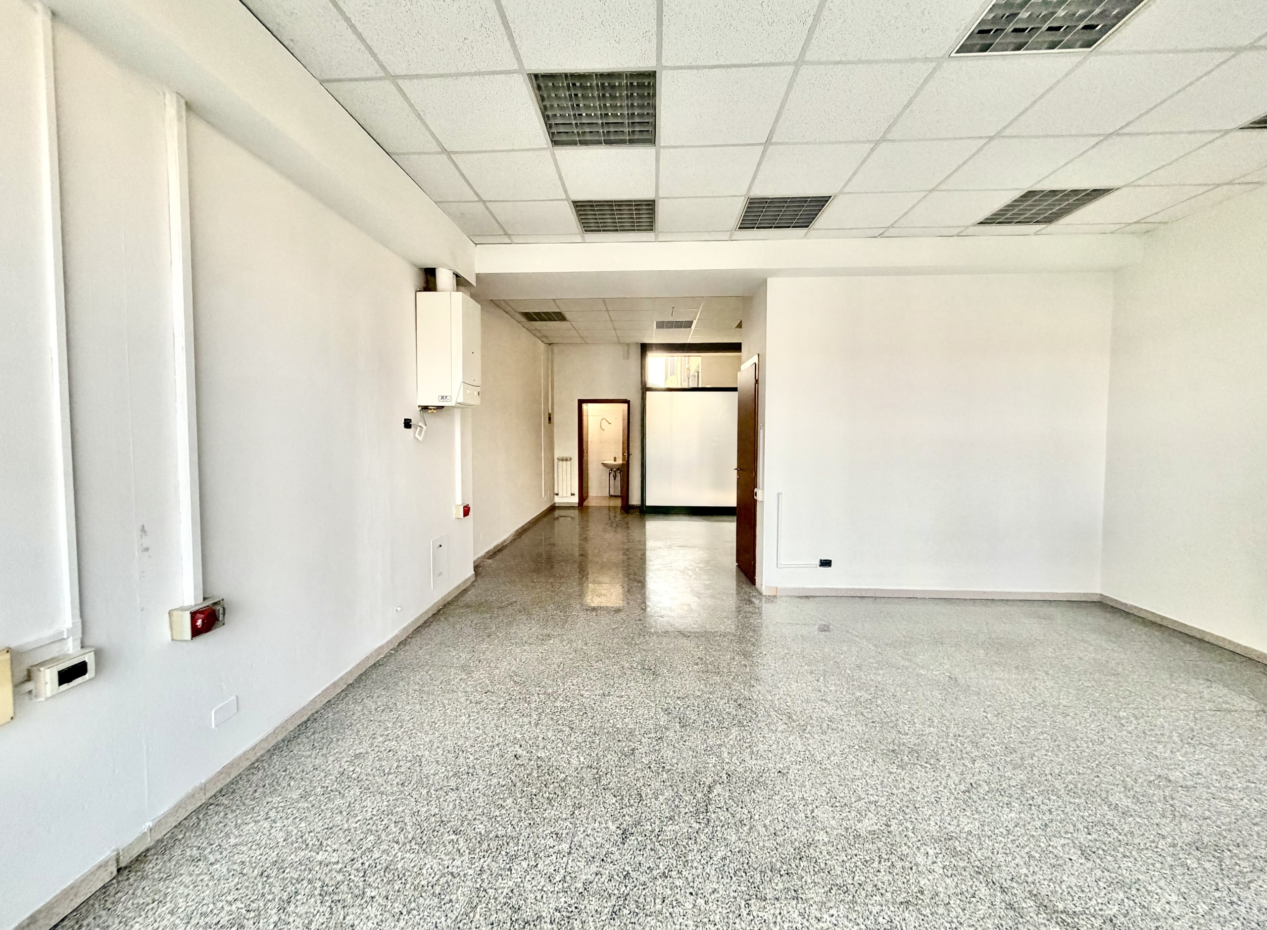 Locale commerciale in vendita in via aldo moro 1, Castello d'Argile