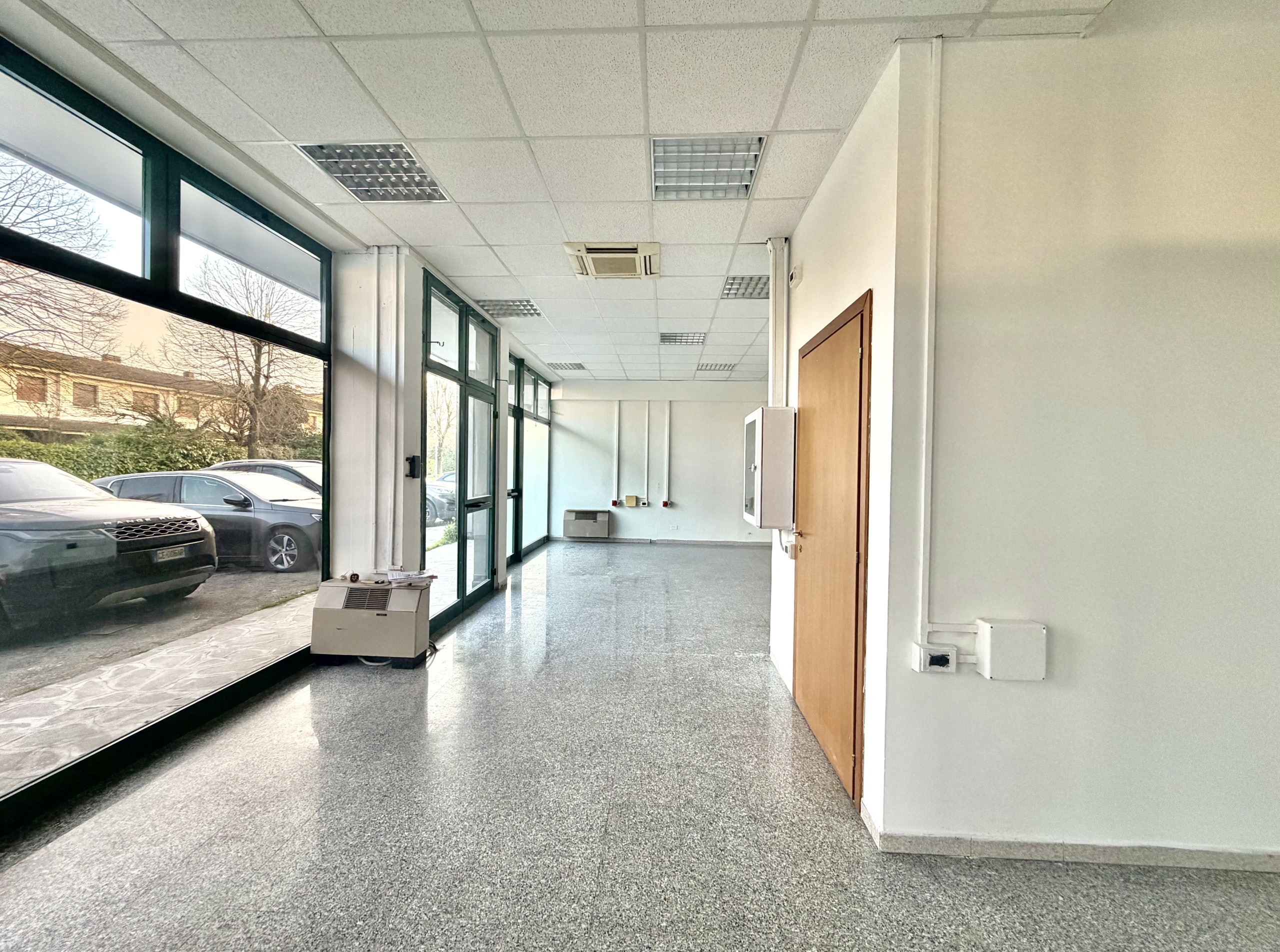 Locale commerciale in vendita in via aldo moro 1, Castello d'Argile