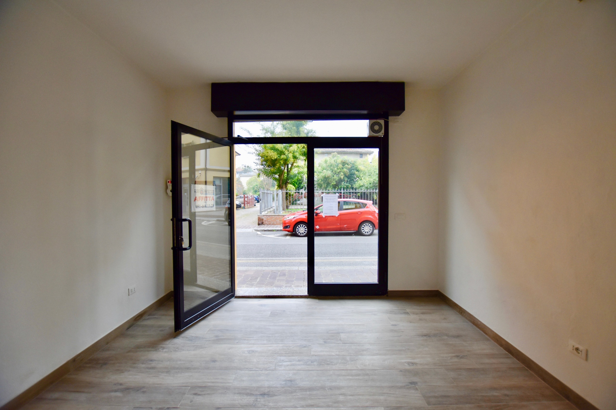 Locale commerciale ristrutturata in via g. matteotti 102, San Pietro in Casale