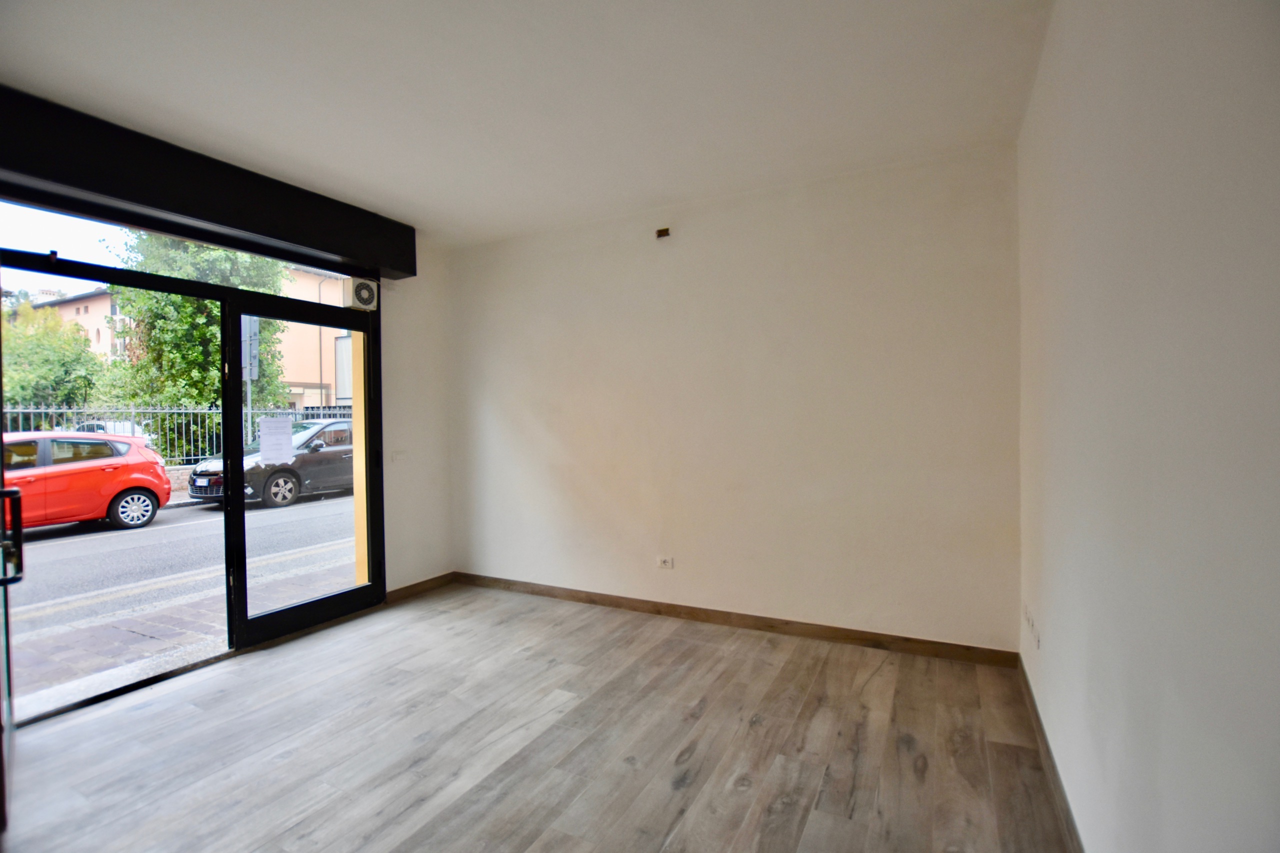 Locale commerciale ristrutturata in via g. matteotti 102, San Pietro in Casale