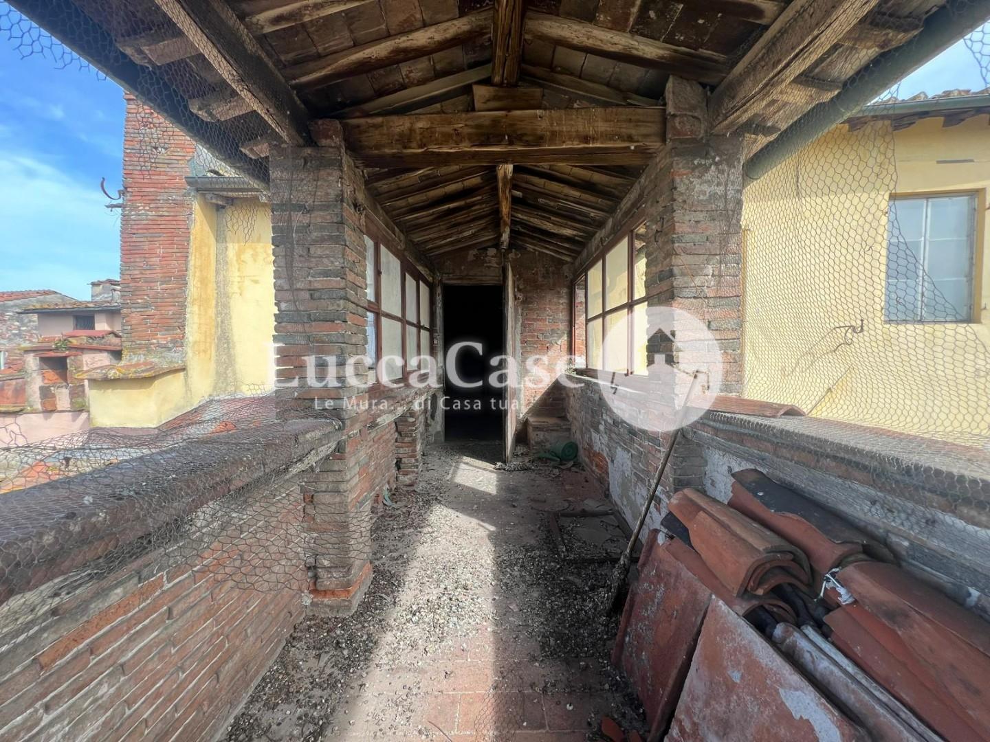 Appartamento con terrazzo, Lucca centro storico