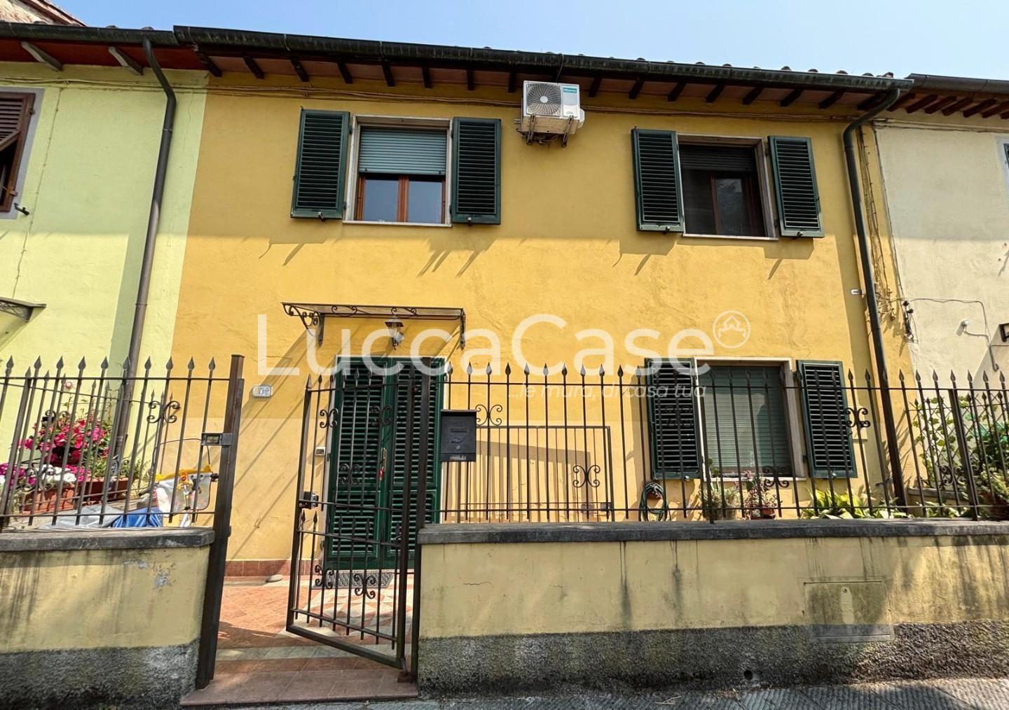Casa indipendente con giardino, Lucca arancio