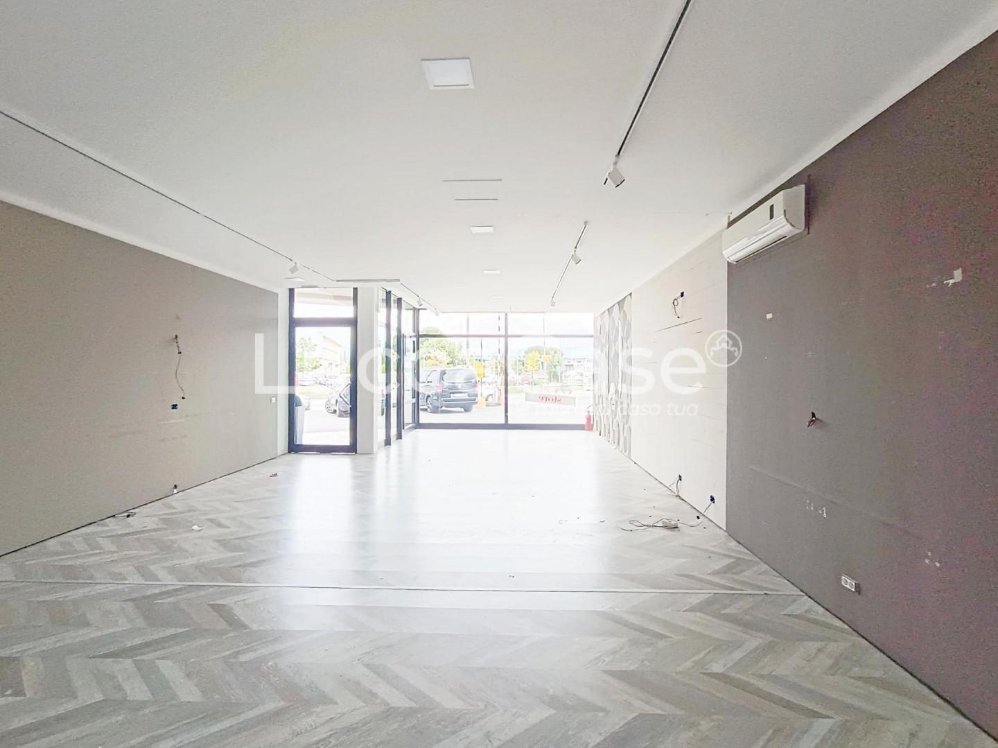 Locale commerciale in affitto a Altopascio