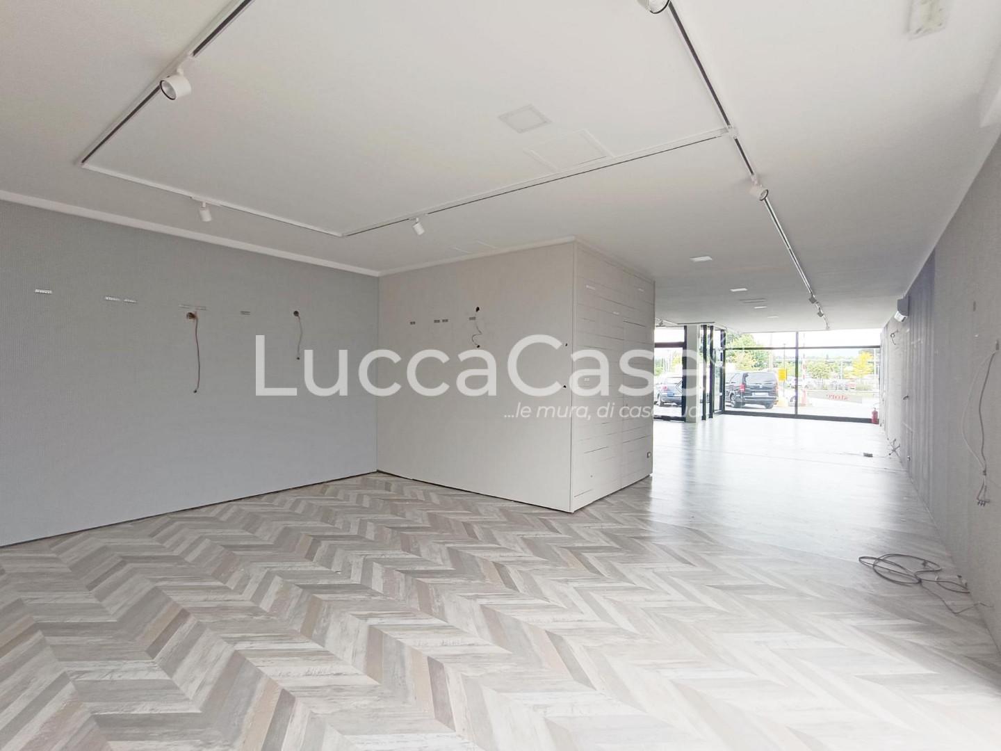 Locale commerciale in affitto a Altopascio