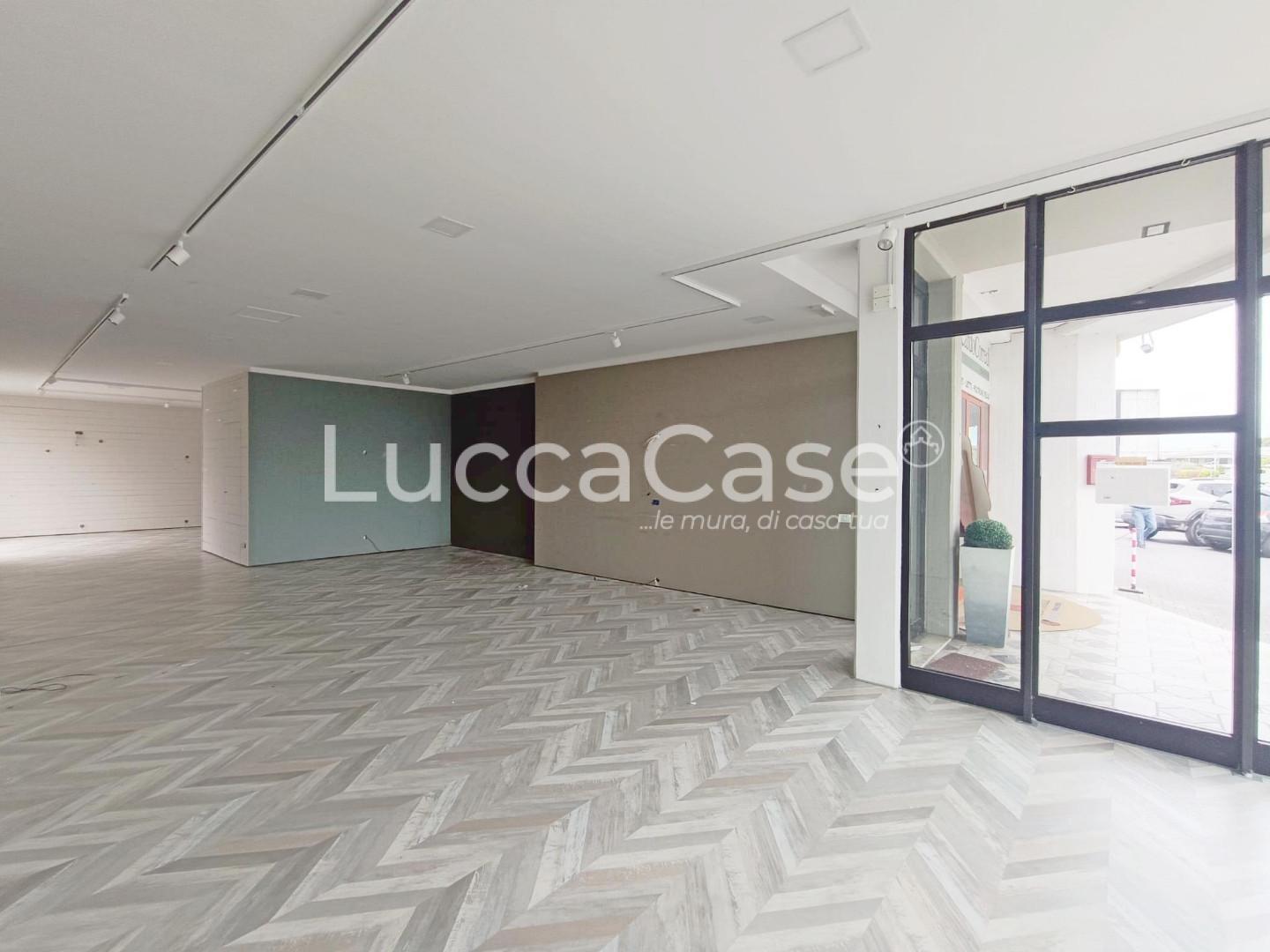 Locale commerciale in affitto a Altopascio