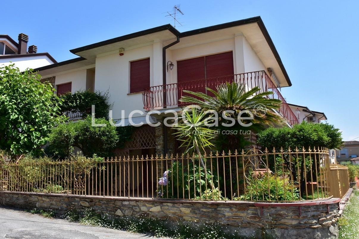Villa con giardino, Massarosa citt